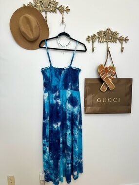 💙🌊Blue Tie-Dye Maxi Dress with Smocked Bodice M/L Ptp 21” L 56.6”